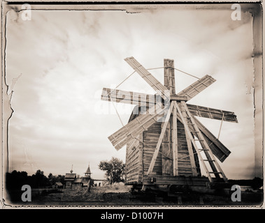 Moulin à vent en bois sous ciel nuageux, l'île de Kizhi, la Russie. Banque D'Images