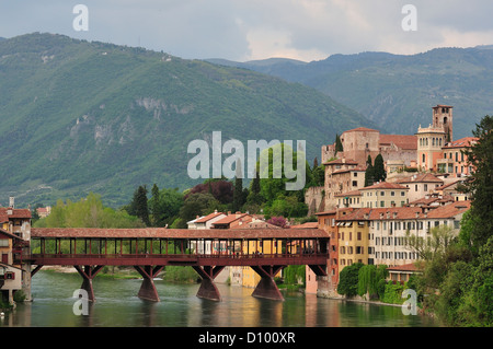 Pont de la Victoire, de la rivière Brenta, Bassano del Grappa, Vicenza, Vénétie, Italie Banque D'Images