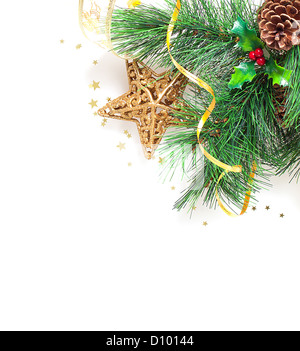 Photo de la frontière de l'arbre de Noël, Noël, carte de vœux, branche de l'arbre à feuilles persistantes avec star toy et isolé de fruits rouges Banque D'Images