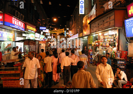 Shopping de nuit près de New Market, à Calcutta. Banque D'Images