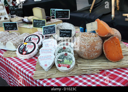 Les fromages de spécialité en vente à Tynemouth, marché aux puces de la station North East England UK Banque D'Images