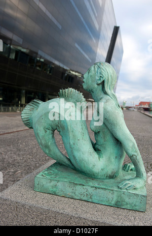 L'Havfrue (sirène) Sculpture par Anne Marie Carl-Nielsen en face du Royal National Library à Copenhague Banque D'Images