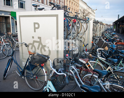 Les vélos garés à l'un des plus grands de Copenhague, stations de transports publics, de Norreport. Banque D'Images