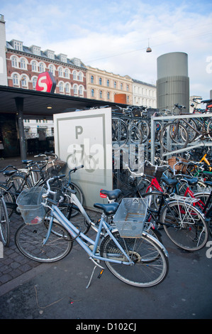 Les vélos garés à l'un des plus grands de Copenhague, stations de transports publics, de Norreport. Banque D'Images