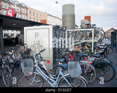 Les vélos garés à l'un des plus grands de Copenhague, stations de transports publics, de Norreport. Banque D'Images