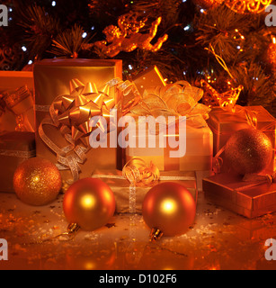 Photo de la nouvelle année des cadeaux sous le sapin décoré de fête, beaucoup de différents arbres rétractable des boîtes-cadeaux, Noël décoration maison Banque D'Images