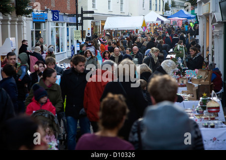 La foule dans la rue principale street rue Noël juste Woodbridge, Suffolk, Angleterre Banque D'Images