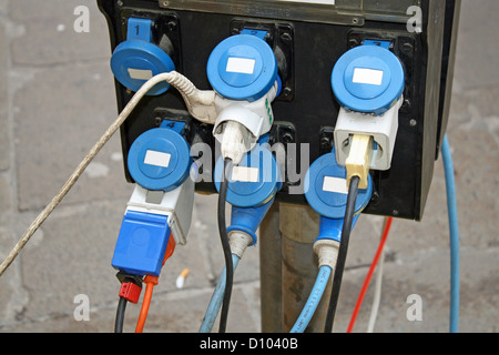 Armoire avec de nombreuses prises électriques connectés à l'électricité Banque D'Images
