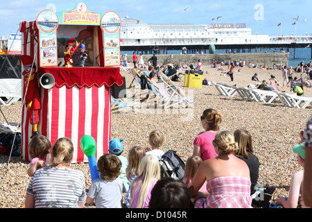 Punch and Judy show traditionnel sur la plage de Brighton Banque D'Images