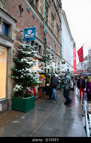 Achats de Noël en porcelaine Royal Copenhagen shop sur Stroeget (Strøget) à Copenhague, le premier dimanche de l'Avent. Banque D'Images