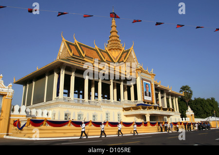 La garde royale devant le Palais Royal à Phnom Penh. Banque D'Images