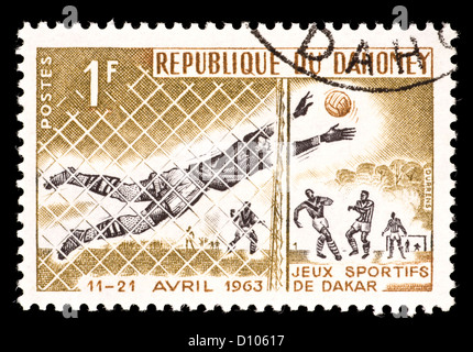 Timbre du Dahomey représentant un gardien de football faisant une sauvegarde. Banque D'Images