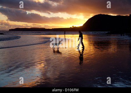 Plage de Sidmouth et silhouettes au coucher du soleil, Devon, Angleterre Banque D'Images