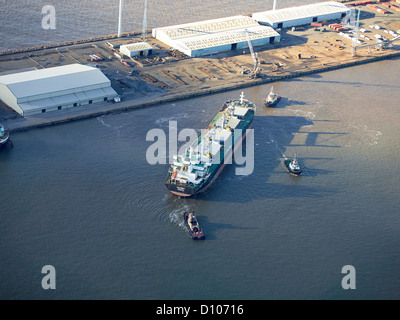 Navire ne soit manouvered par remorqueurs à Liverpool Docks, Merseyside, au nord ouest de l'Angleterre Banque D'Images