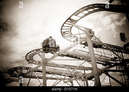 Rollercoaster sur la jetée de Brighton Banque D'Images