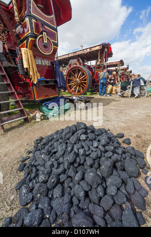 L'Angleterre, dans le Dorset, Blanford, le grand vapeur Dorset Fair, pile de charbon et les moteurs à vapeur Banque D'Images