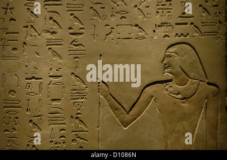L'Égypte. Stèle de la tombe de Methethi avec son fils Ihy avec l'écriture hiéroglyphique. Détail de l'Methethi. Autour de 2400 avant JC. Banque D'Images