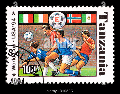 Timbre de Tanzanie représentant des joueurs de football, émis pour la Coupe du Monde de Football de 1994, aux États-Unis. Banque D'Images