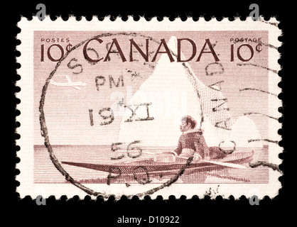 Timbre du Canada représentant un chasseur inuit en kayak. Banque D'Images