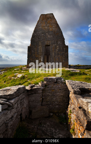 11e siècle Teampall Bheanain l'ermite oratoire, plus petite Eglise en Irlande, l'Inishmore, les îles Aran, Co Galway, Irlande Banque D'Images