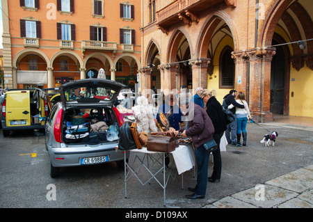 Piazza VIII Agosto brocante et Antiquités marché central de la ville de Bologne Émilie-Romagne Italie du nord Europe Banque D'Images