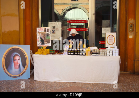 Nun vente de produits réalisés dans un monastère local Via dell'Indipendenza, dans le centre-ville de Bologne Émilie-Romagne Italie Banque D'Images