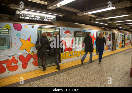 New York Subway train parrainé par Macy's store avec thème de Noël peints à l'intérieur et dehors le Père Noël motif. Grand Central Banque D'Images