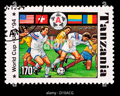 Timbre de Tanzanie représentant des joueurs de football, émis pour la Coupe du Monde de Football 1994 aux États-Unis. Banque D'Images