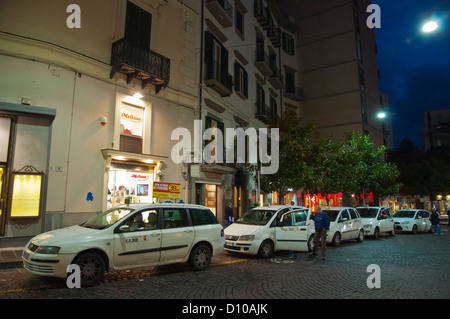Des taxis dans quartier Chiaia Naples ville de la région de Campanie en Italie Europe Banque D'Images