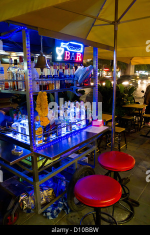 Bar de Nuit sur la Sukhumvit Road à Bangkok, Thaïlande Banque D'Images