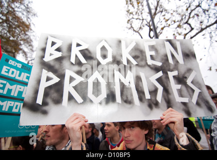 Étudiant une promesses non étudiants affiche de la London Demo 2012. Banque D'Images