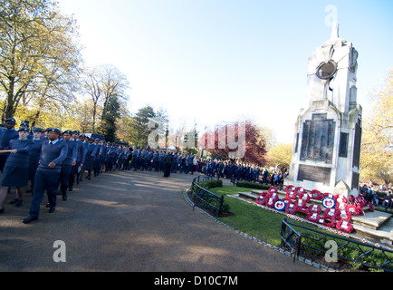 Membre du Newham Cornwell VC Cadets de la marche dans Central Park East Ham Dimanche du souvenir 2012 Banque D'Images