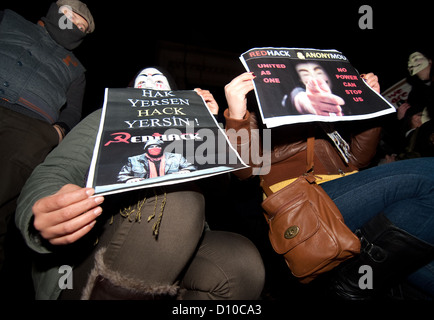 Les manifestants anonymes holding RedHack affiches, tandis que l'assemblage pour la marche de Trafalgar Square à la place du parlement . Banque D'Images