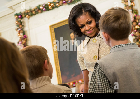 La Première Dame Michelle Obama fait maison de l'artisanat avec les enfants au cours de la Maison Blanche 2012 décorations de noël aperçu. Banque D'Images