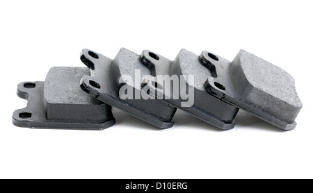 Quatre plaquettes de frein à disque isolé propre. Isoler sur blanc. Banque D'Images