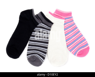 Quatre chaussettes à rayures de couleur isolé sur fond blanc Banque D'Images