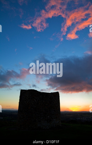 Coucher de soleil sur les vestiges de moulin à vent utilisé dans la Rébellion de 1798, le vinaigre Hill, Monkton, Co Wexford, Irlande Banque D'Images