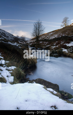 L'eau de grainage des images d'hiver de Pennine Way en vallée au-dessus de Calderdale, Hebden Bridge Banque D'Images