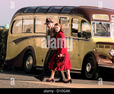 Ralph Feinnes et Julianne Moore traverse la route sur le front de mer de Brighton pendant le tournage de la fin d'une liaison - 1999 Banque D'Images