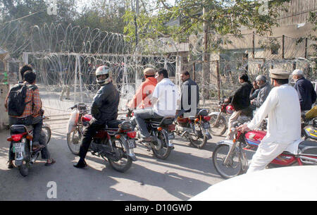 Les parents et amis d'Ebad-ur-Rehman se rassembler devant la porte principale du consulat des États-Unis, au cours de manifestation de protestation contre le gouvernement américain, à Shimla Hills à Lahore le Mardi, Décembre 04, 2012. Ebad-ur-Rehman tués et écrasé par le véhicule d'un agent secret agent secret américain Raymond Davis le 29 janvier 2011 à Lahore. Banque D'Images