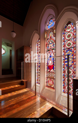 La conversion de l'église de John Knox, Melbourne, Australie. Architecte : Williams Boag architectes, 2010. Vitraux d'origine. Banque D'Images