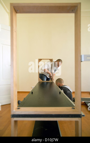 Poznan, Pologne, deux hommes construire une armoire Ikea Banque D'Images