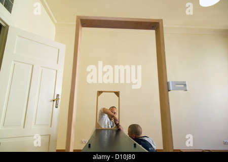 Poznan, Pologne, deux hommes construire une armoire Ikea Banque D'Images