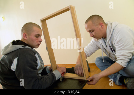 Poznan, Pologne, deux hommes construire une armoire Ikea Banque D'Images