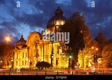 Bucarest, Roumanie, le CEC Bank dans la nuit Banque D'Images