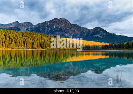 La montagne pyramide reflète en Patricia Lake à l'aube, Jasper National Park, Alberta, Canada Banque D'Images