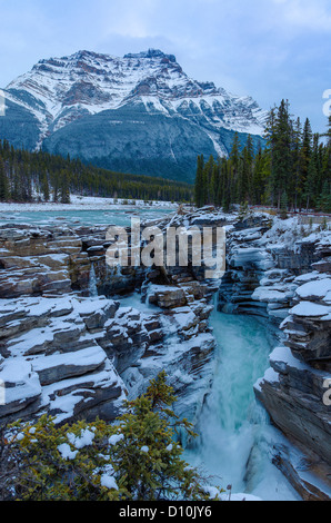 Les chutes Athabasca en hiver avec le mont Kerkeslin, Jasper National Park, Alberta, Canada Banque D'Images