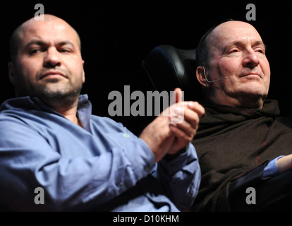 Abdel Sellou (L) et Philippe Pozzo di Borgo s'asseoir à côté de l'autre lors d'une séance de lecture sur la scène dans la salle de concert et arts Columbiahalle à Berlin, Allemagne, 3 décembre 2012. Le récent film français populaire 'presque meilleurs amis' est fondée sur l'histoire de vie et livre de Sellou et di Borgo. Les deux a tenu la séance de lecture pour la première fois en Allemagne, à l'occasion de la Journée internationale de l'ONU pour les personnes handicapées. Photo : Britta Pedersen Banque D'Images