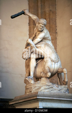 Statue d'Hercule et le Centaure, Giambogna (1545-1549) . La Loggia dei Lanzi, ou Loggia della Signoria, de la Piazza della Signoria à Florence Italie Banque D'Images