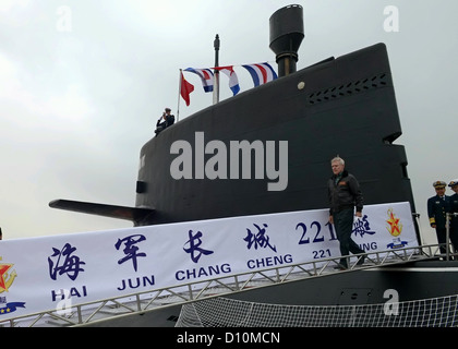 Secrétaire de la Marine l'honorable Ray Mabus quitte l'Armée de libération du peuple chinois sous-marin de la classe Yuan Marine Hai Jun Chang (SSP) 21. Claude est en visite en Chine pour discuter de la nouvelle stratégie de défense des États-Unis, à l'approfondissement de notre engagement militaire, Banque D'Images